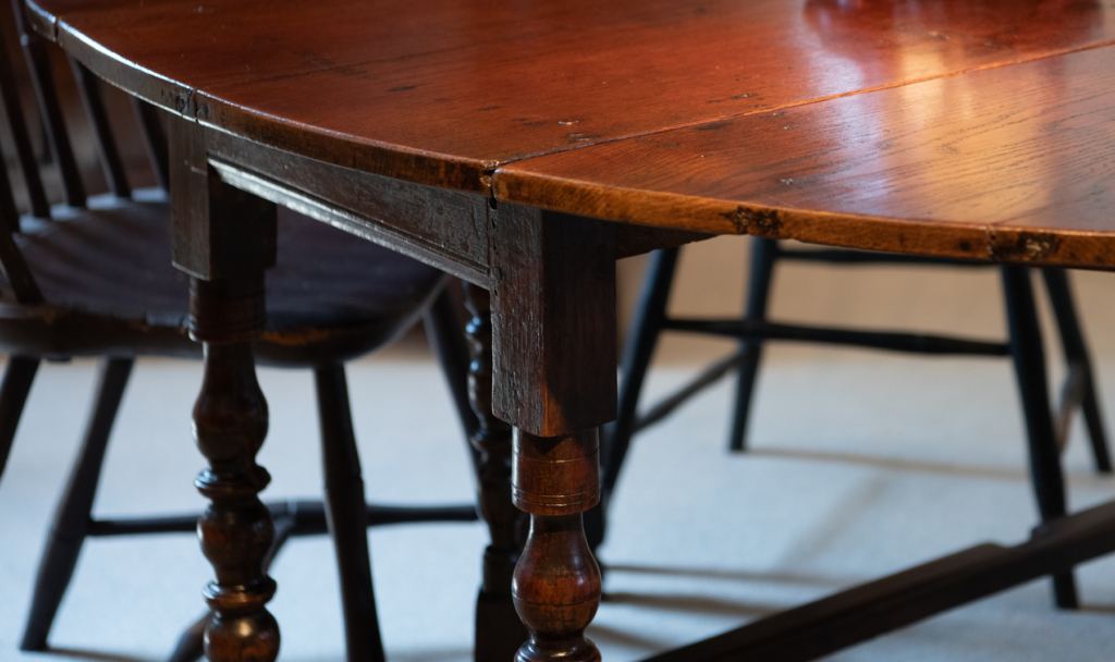 George III, Mahogany Drop-Leaf Dining Table detail
