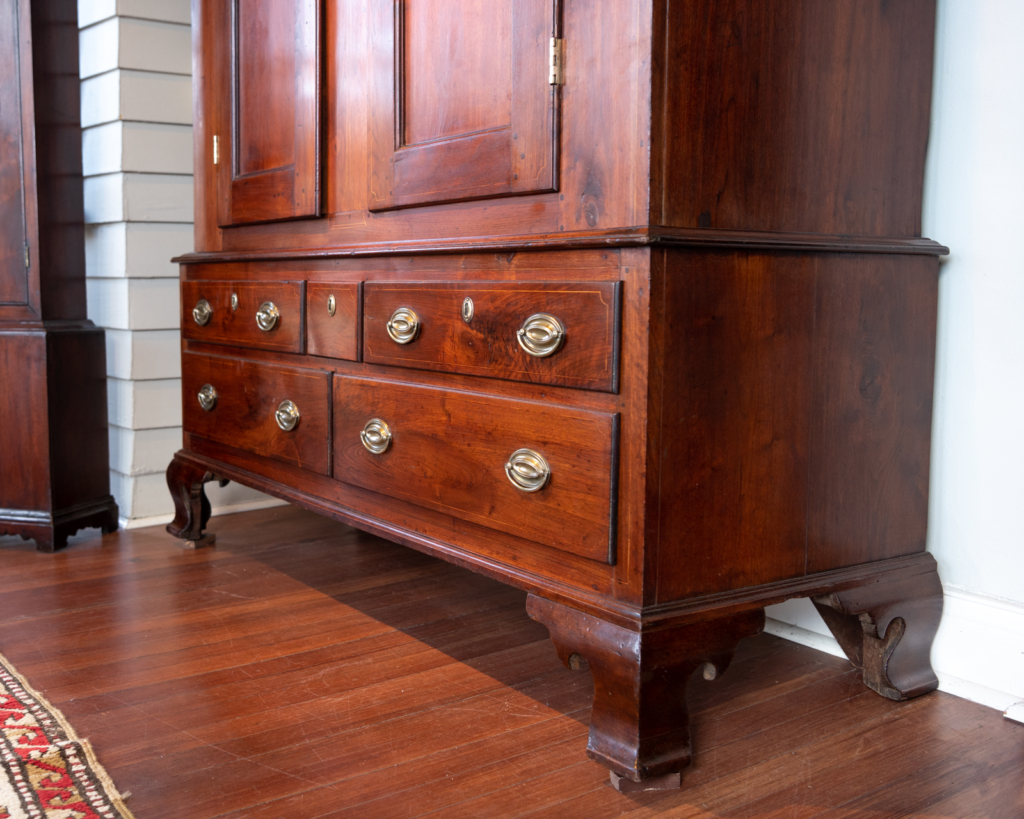 Chippendale Walnut Inlaid Schrank -  Base